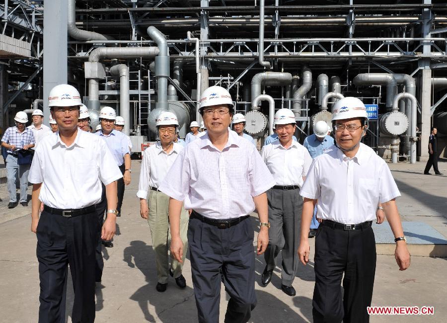 Photo d'archive prise 2 septembre 2008 montrant Zhang Dejiang (au centre au premier plan) faisant une enquête sur la production et la gestion de la compagnie Sinopec de Yanshan.