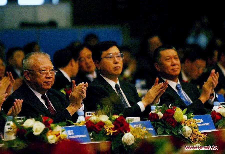 Photo d'archive prise le 2 juin 2004 montrant Zhang Dejiang (au centre) participant au forum sur le développement et la coopération régionale du delta de la Rivière des Perles.