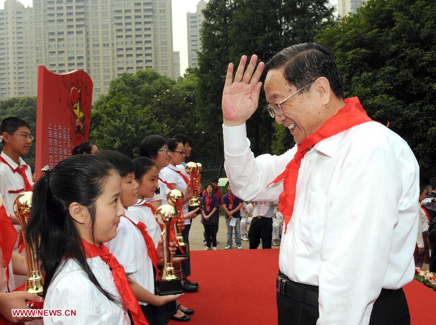 Photo d'archive prise le 31 mai 2011 montrant Yu Zhengsheng (à droite) remettant des prix aux 10 meilleurs Jeunes Pionniers dans la municipalité de Shanghai (est), en Chine.