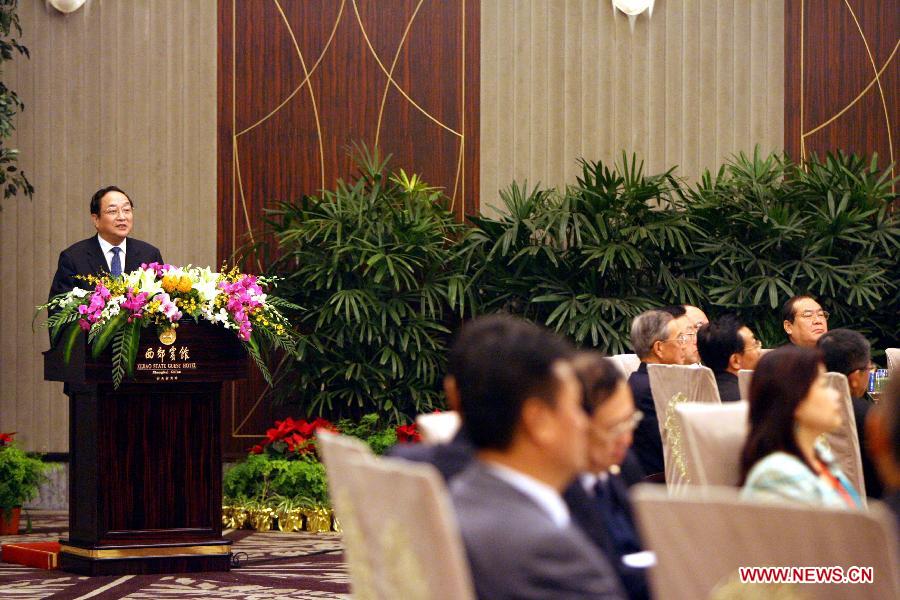 Photo d'archive prise le 20 décembre 2008 montrant Yu Zhengsheng (à gauche) prononçant un discours lors d'un banquet organisé pour Wu Poh-hsiung, président du Kuomintang, et Lien Chan, président d'honneur du Kuomintang à l'occasion du 4e Forum de l'Economie, du Commerce et de la Culture à travers le détroit de Taiwan à Shanghai, en Chine.