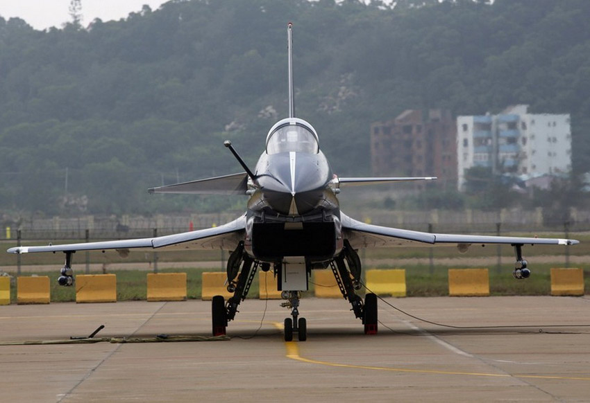 En images : un chasseur chinois J-10 bat des ailes (6)