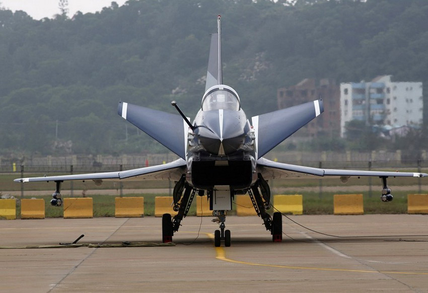 En images : un chasseur chinois J-10 bat des ailes (5)