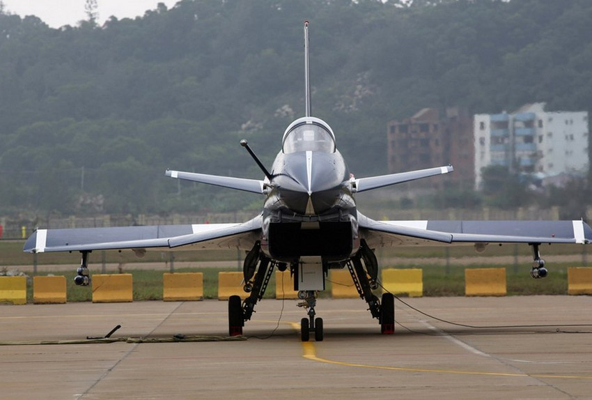 En images : un chasseur chinois J-10 bat des ailes (4)