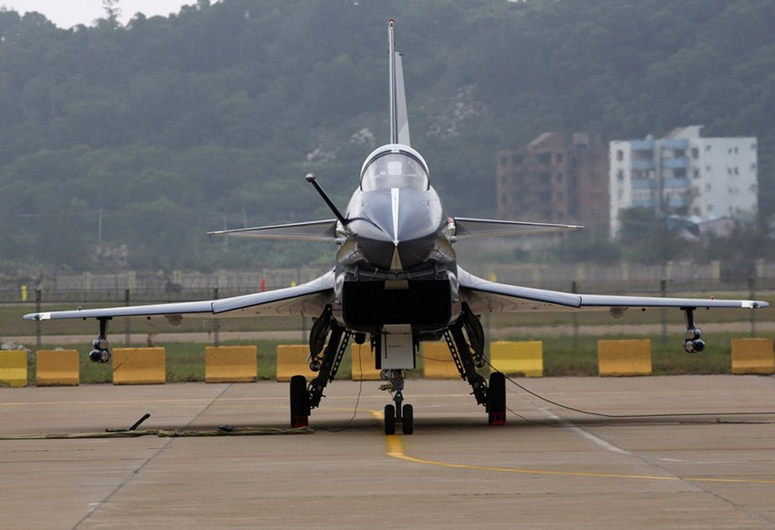 En images : un chasseur chinois J-10 bat des ailes (3)