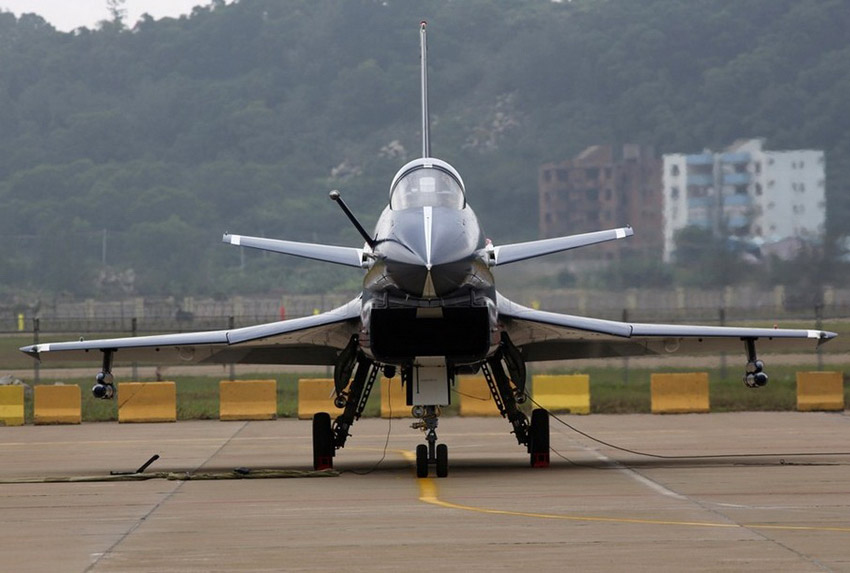 En images : un chasseur chinois J-10 bat des ailes (2)