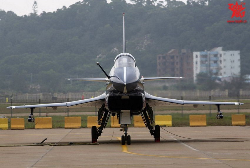 En images : un chasseur chinois J-10 bat des ailes