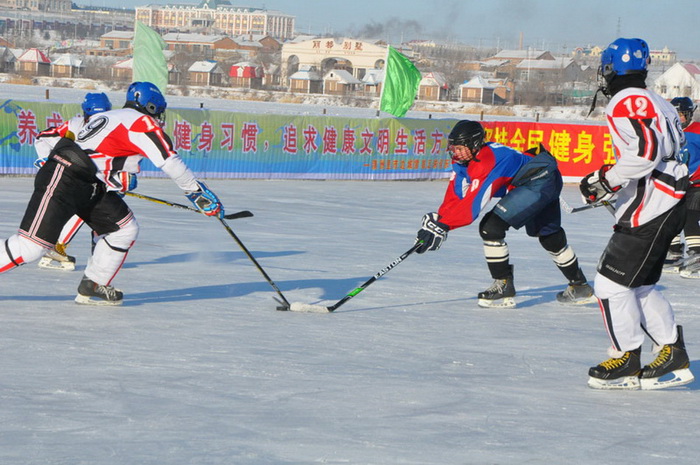 Compétition de hockey sur glace entre jeunes Chinois et Russes à Manzhouli (5)