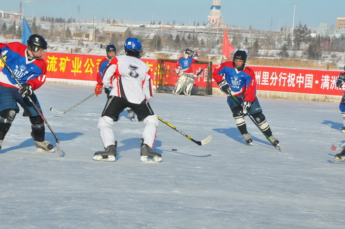 Compétition de hockey sur glace entre jeunes Chinois et Russes à Manzhouli (3)