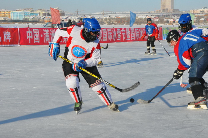 Compétition de hockey sur glace entre jeunes Chinois et Russes à Manzhouli (2)