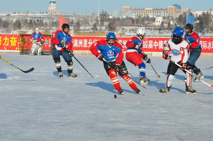 Compétition de hockey sur glace entre jeunes Chinois et Russes à Manzhouli