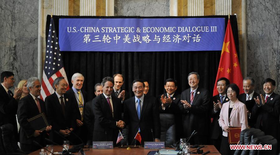 Photo d'archive prise le 10 mai 2011 montrant Wang Qishan (au centre) lors de la cérémonie de signature du 3e Dialogue économique et stratégique Chine-Etats-Unis. (Photo : Xinhua)