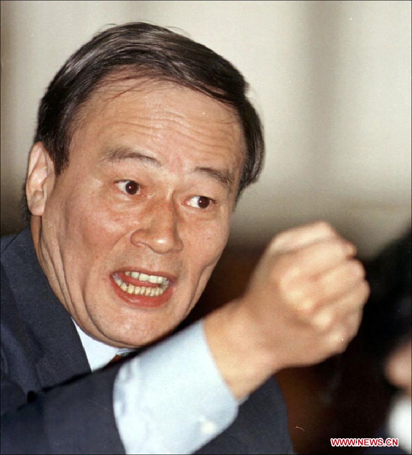 Photo d'archive prise en mars 1999 montrant Wang Qishan parlant avec la délégation de la province du Guangdong (sud) lors de la 2e session de la 9e Assemblée populaire nationale (APN, parlement chinois). (Photo : Xinhua)