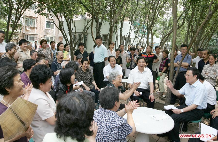 Photo d'archive prise le 26 juin 2008 montrant Zhang Gaoli (à droite) parlant avec des résidents locaux et écoutant les opinions du public dans l'arrondissement de Hexi de la municipalité de Tianjin. (Photo : Song Ziming)