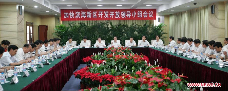 Photo d'archive prise le 3 juillet 2007 montrant Zhang Gaoli présidant une réunion sur le développement de la Nouvelle Zone de Binhai de la municipalité de Tianjin. (Photo : Song Ziming)