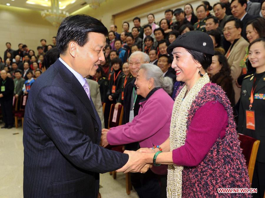 Photo d'archive prise le 1er décembre 2010 montrant Liu Yunshan (à gauche au premier plan), alors qu'il était membre du Bureau politique du Comité central (CC) du Parti communiste chinois (PCC), membre du secrétariat du Comité central du PCC et directeur du Département de la Communication du CC du PCC, serrant la main à des représentants venus assister au 9e Congrès national de l'Association des danseurs de Chine avant la cérémonie d'ouverture du congrès à Beijing, en Chine. (Photo : Li Tao)