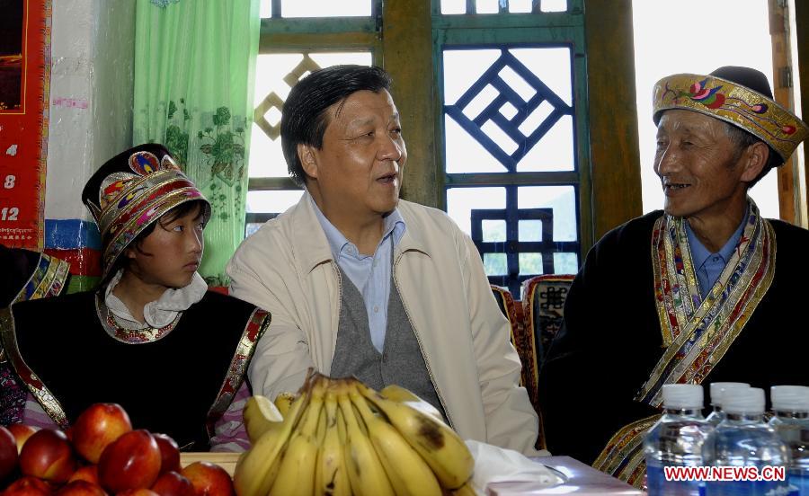 Photo d'archive prise le 17 juillet 2010 montrant Liu Yunshan (au centre), parlant avec des membres de la famille Puncog au bourg de Lulang dans le district de Linzhi de la région autonome du Tibet (sud-ouest), en Chine. (Photo : Purbu Zhaxi)