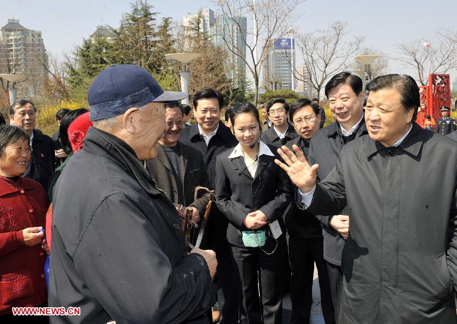 Photo d'archive prise le 25 mars 2009 montrant Liu Yunshan (à droite au premier plan), parlant avec des citoyens de la ville de Weifang dans la province orientale du Shandong, en Chine. (Photo : Zhu Zheng)