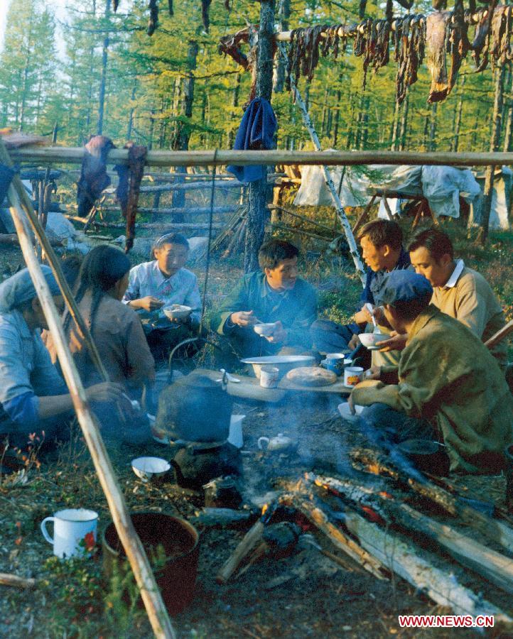 Photo d'archive prise à l'automne 1981 montrant Liu Yunshan (au centre), alors qu'il était journaliste de l'agence de presse Xinhua (Chine nouvelle), parlant avec des chasseurs owenkhs lors d'une interview à Olguya, dans la région autonome de Mongolie intérieure (nord), en Chine. (Photo : Xinhua)