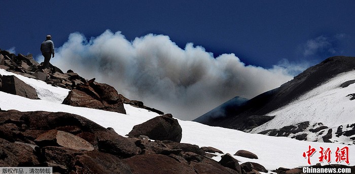 Un volcan à la frontière argentino-chilienne bientôt en éruption (2)