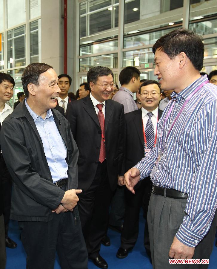 Photo d'archive prise le 15 avril 2011 montrant Wang Qishan (à gauche au premier rang) lors de sa visite de la 109e Foire de l'import-export de Chine à Guangzhou, dans la province du Guangdong (sud). (Photo : Liu Dongping)