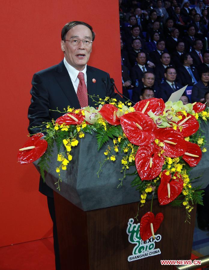 Photo d'archive prise le 31 octobre 2010 montrant Wang Qishan prononçant un discours lors de la cérémonie de clôture de l'Exposition universelle de Shanghai dans la municipalité de Shanghai (est), en Chine. (Photo : Xinhua)