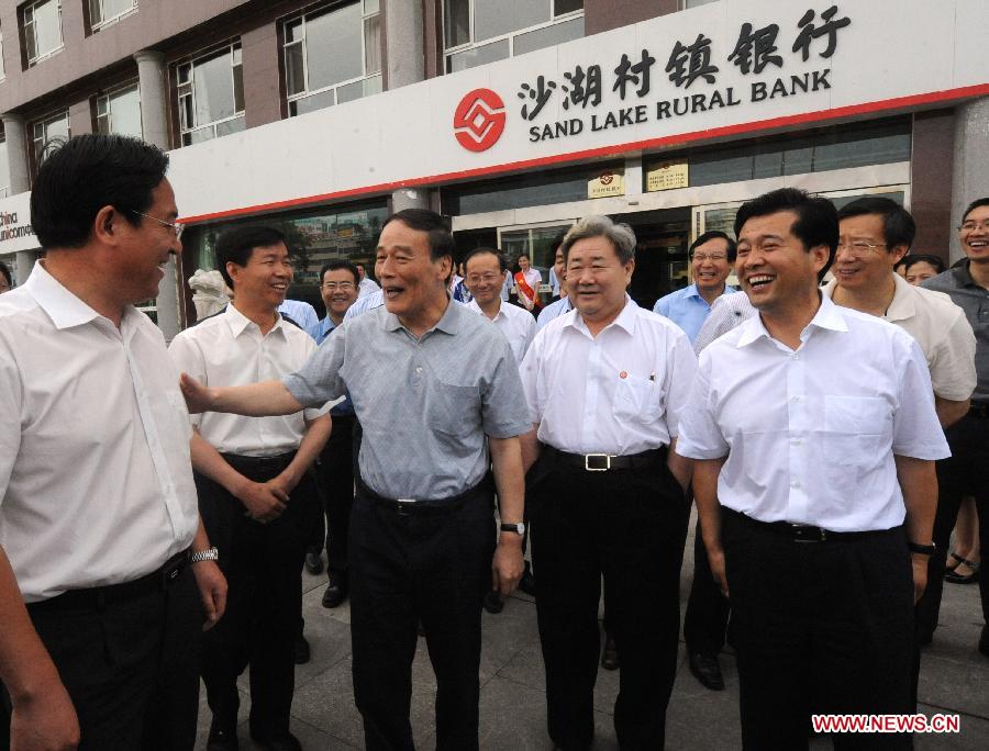 Photo d'archive prise le 16 juin 2009 montrant Wang Qishan lors de son inspection de la Banque rurale Sand Lake à Yinchuan, capitale de la région autonome Hui du Ningxia (nord-ouest), en Chine. (Photo : Xinhua)