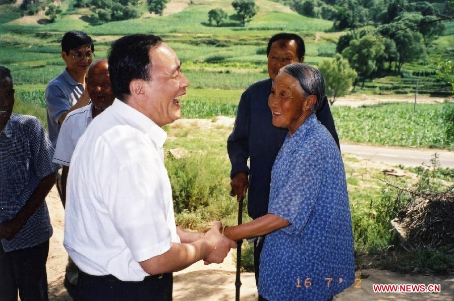 Photo d'archive prise le 7 janvier 2003 montrant Wang Qishan (à gauche au premier plan) rendant visite à des habitants locaux dans le besoin dans le district de Lingshui de la province de Hainan (sud), en Chine. (Photo : Xinhua)