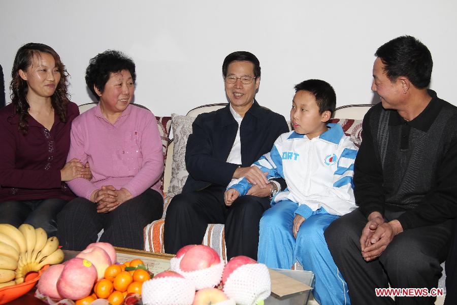 Photo d'archive prise le 16 janvier 2012 montrant Zhang Gaoli rendant visite à une famille pauvre dans l'arrondissement de Beichen de la municipalité de Tianjin. (Photo : Song Ziming)