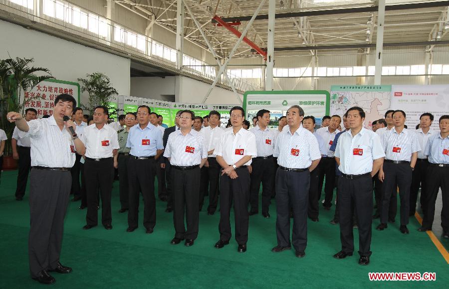 Photo d'archive prise le 26 août 2010 montrant Zhang Gaoli (troisième à droite au premier rang) lors d'un voyage d'enquête sur l'économie du recyclage, dans une usine de recyclage de vieil électroménager dans le district de Jinghai de la municipalité de Tianjin. (Photo : Song Ziming)