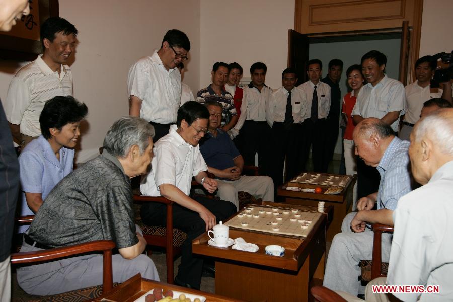 Photo d'archive prise le 5 août 2008 montrant Zhang Gaoli jouant aux échecs avec un ancien responsable municipal de la ville de Tianjin. (Photo : Song Ziming)