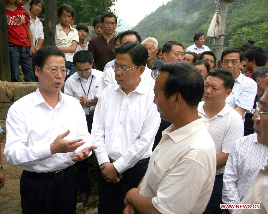 Photo d'archive prise le 18 juin 2008 montrant Zhang Gaoli (à gauche) lors de son inspection dans le village de Kangjiadong du district de Ningqiang de la province du Shaanxi (nord-ouest) après un séisme dévastateur. (Photo : Liu Shuyun)