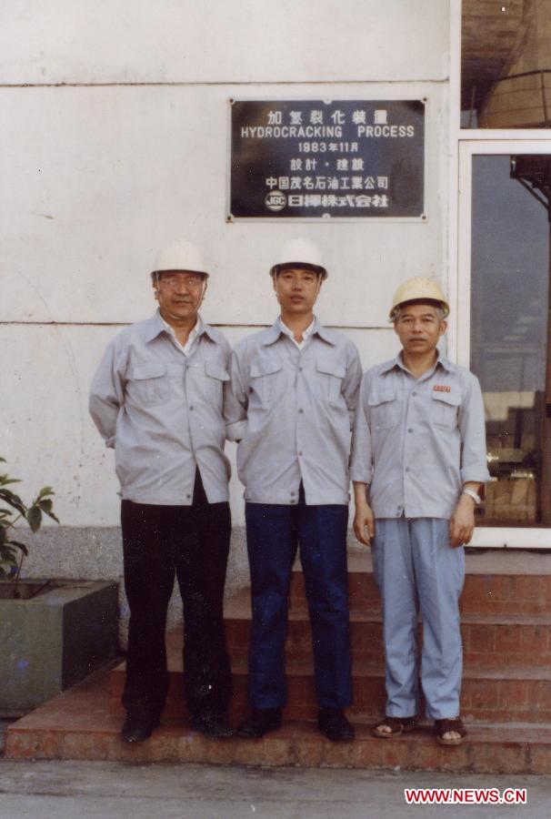 Photo d'archive prise le 9 mars 1984 montrant Zhang Gaoli (au centre) lors de son inspection dans une raffinerie de pétrole de la société SinoPec dans la ville de Maoming de la province du Guangdong (sud). (Photo : Xinhua)