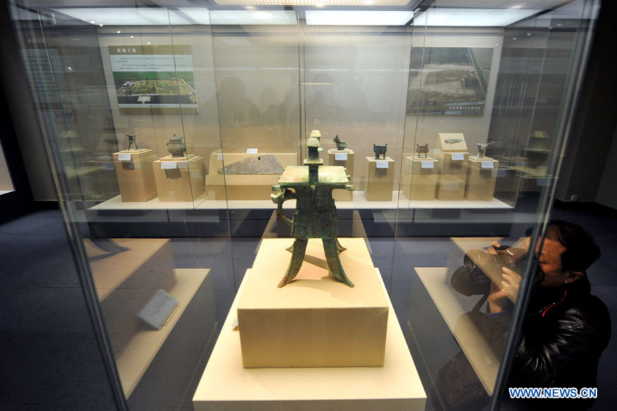 Un visiteur prend la photo d'un objet, lors de l'exposition "Empreintes de pas de la civilisation"dans le Musée du Shanxi, le 25 décembre à Taiyuan, capitale de la province du Shanxi (nord). 