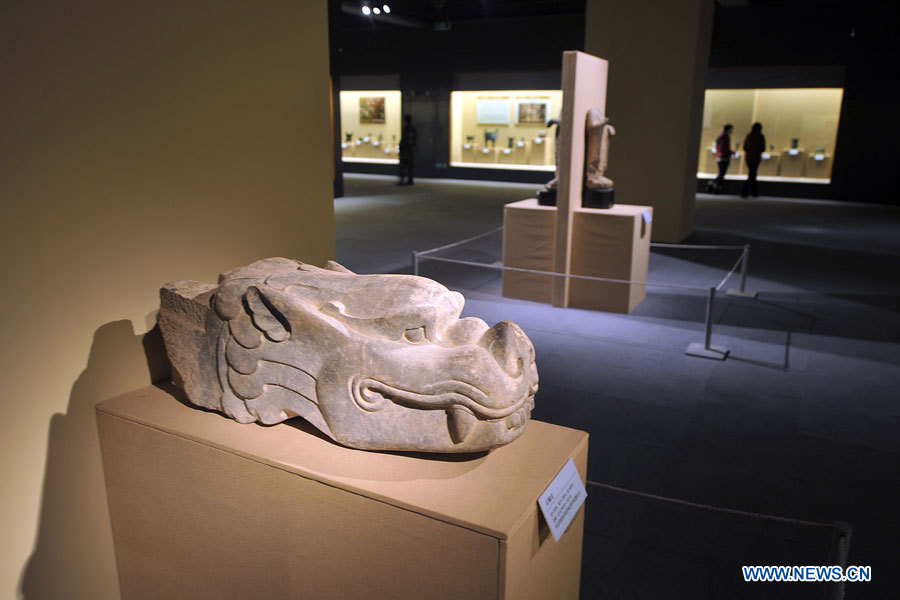Des gens visitent l'exposition "Empreintes de pas de la civilisation", le 25 décembre dans le Musée du Shanxi à Taiyuan, capitale de la province du Shanxi (nord). 