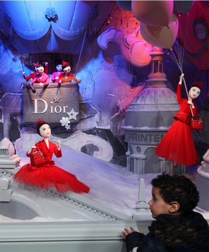 Dior : un défilé de poupées magnifique pour Noël (2)