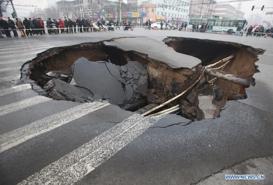 Photo prise le 26 décembre 2012 montrant une section d'un carrefour routier effondrée à Taiyuan, capitale de la province du Shanxi (nord de la Chine). Un trou, mesurant environ 5 mètres de profondeur et 15 mètres de large, est apparu après l'effondrement de la route. Aucune victime n'a été signalée jusqu'à présent. (Xinhua / Shi Xiaobo)