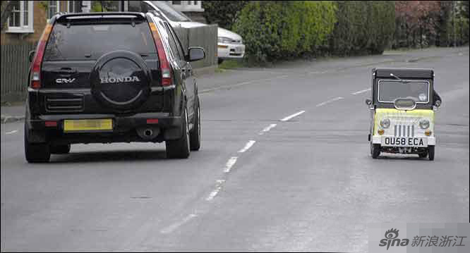 Une voiture minuscule à ressort immatriculée sur les routes britanniques