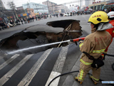 Images impressionnantes après l'effondrement d'une route en Chine 