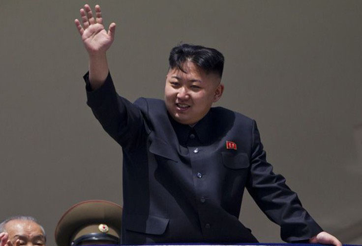 Succédant à son père Kim Jong-il, Kim Jong-un est le le plus jeune dirigeant au monde. Pendant l'année écoulée, il essaie de montrer à la face du monde une nouvelle Corée du Nord. 