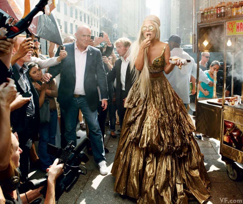 Lady Gaga dans la rue de New York. (Photo : Annie Leibovitz)