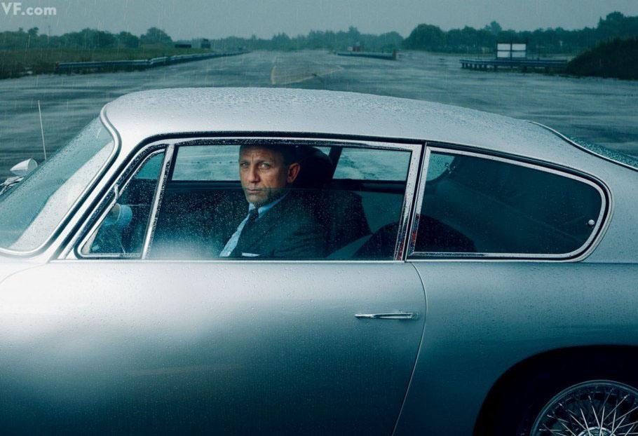 L'acteur anglais Daniel Craig dans une voiture classique d'AstonMartin. (Photo : Annie Leibovitz)