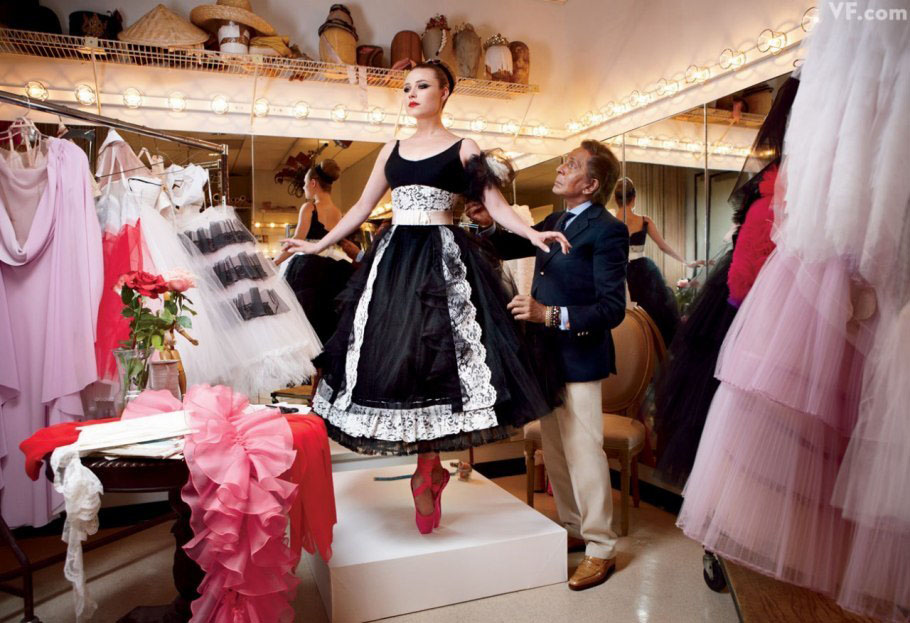 Le styliste italien Valentino habille la danseuse américaine Sara Mearns d'une robe qu'il a créée. (Photo : Patrick Demarchelier)