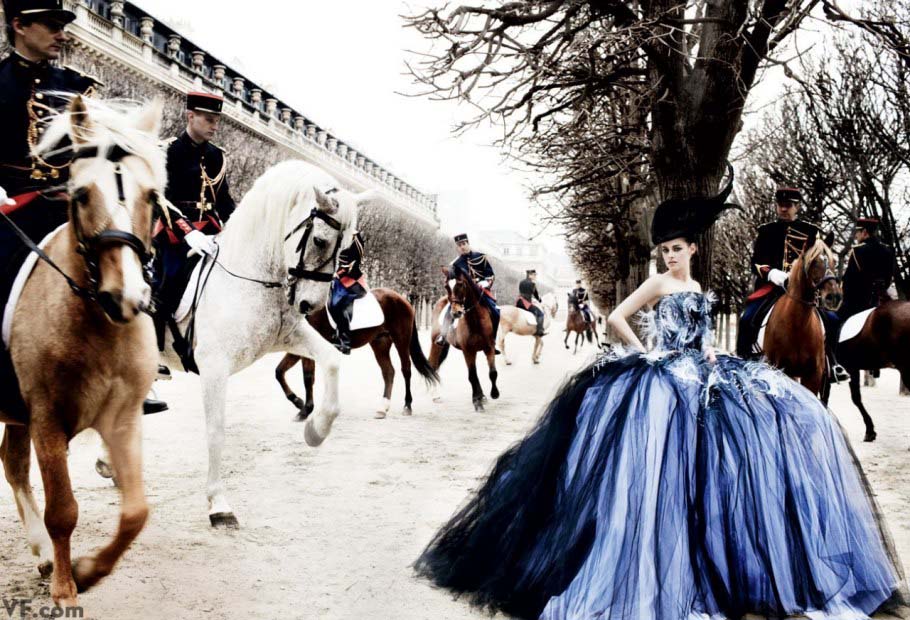 L'actrice américaine Kristen Stewart dans le Jardin du Palais Royal. (Photo : Mario Testino)