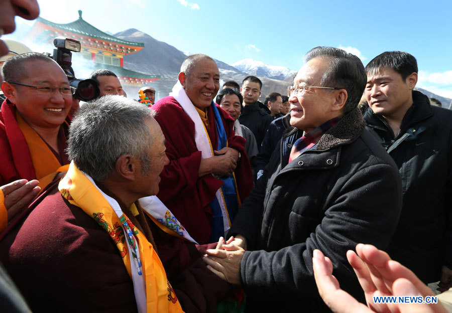 Wen Jiabao présente ses voeux du Nouvel An aux habitants de Yushu 