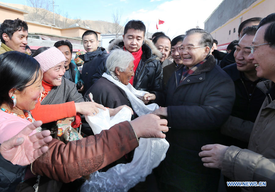 Wen Jiabao présente ses voeux du Nouvel An aux habitants de Yushu  (2)