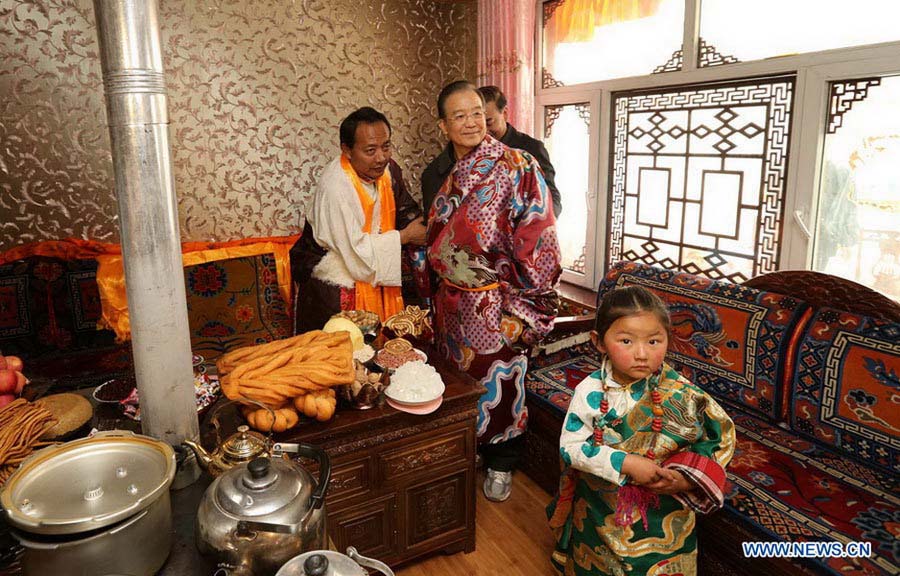 Wen Jiabao présente ses voeux du Nouvel An aux habitants de Yushu  (4)
