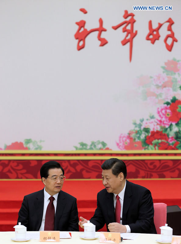 Le président chinois Hu Jintao (à gauche) s'entretient avec le secrétaire général du Comité central du Parti communiste chinois (PCC) Xi Jinping, lors d'une réception organisée par le Comité national de la Conférence consultative politique du Peuple chinois (CCPPC), à Beijing, le 1er janvier 2013. (Photo : Lan Hongguang)