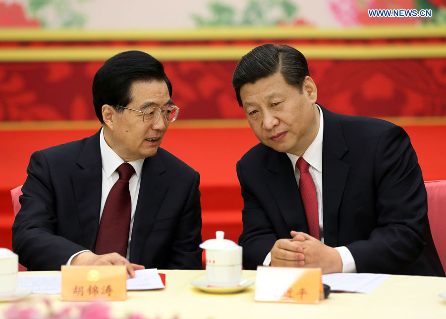 Le président chinois Hu Jintao (à gauche) s'entretient avec le secrétaire général du Comité central du Parti communiste chinois (PCC) Xi Jinping, lors d'une réception organisée par le Comité national de la Conférence consultative politique du Peuple chinois (CCPPC), à Beijing, le 1er janvier 2013. (Photo : Lan Hongguang)
