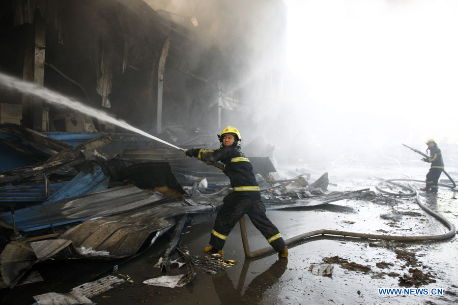 Des pompiers tentent d'éteindre les flammes dans un atelier de la Hangzhou Yusei Machinery Co., Ltd., dans l'arrondissement de Xiaoshan, à Hangzhou, capitale de la province du Zhejiang, le 1er janvier 2013. Trois pompiers ont trouvé la mort, alors qu'ils s'efforçaient de maîtriser l'incendie qui s'est déclaré dans la nuit de lundi à mardi dans l'usine. (Photo : Cui Xinyu)