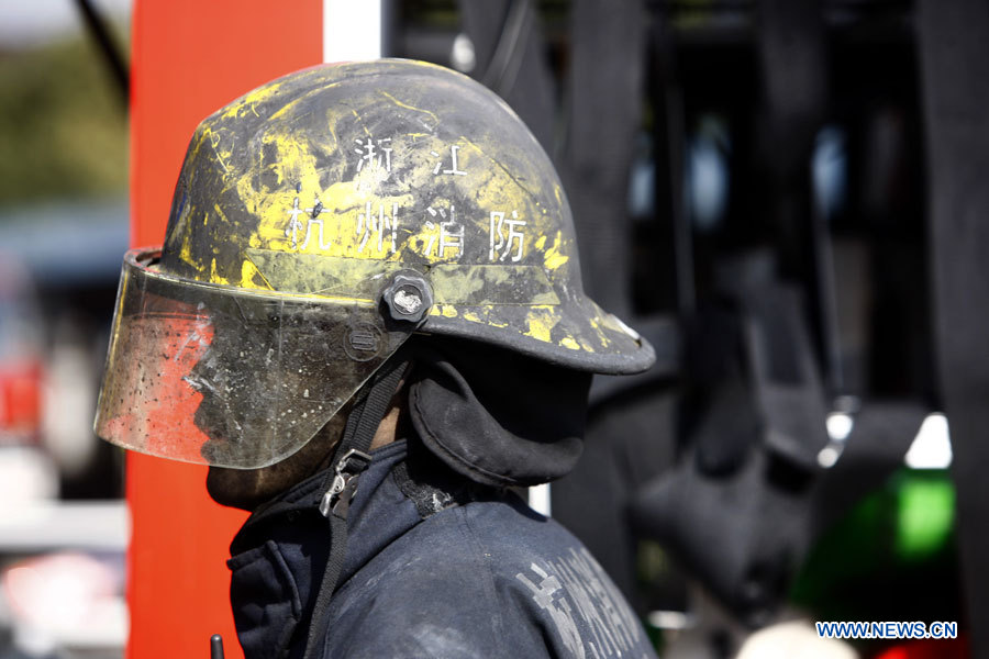 Un pompier sur le site d'un incendie dans un atelier de la Hangzhou Yusei Machinery Co., Ltd., dans l'arrondissement de Xiaoshan, à Hangzhou, capitale de la province du Zhejiang, le 1er janvier 2013. Trois pompiers ont trouvé la mort, alors qu'ils s'efforçaient de maîtriser l'incendie qui s'est déclaré dans la nuit de lundi à mardi dans l'usine. (Photo : Cui Xinyu)